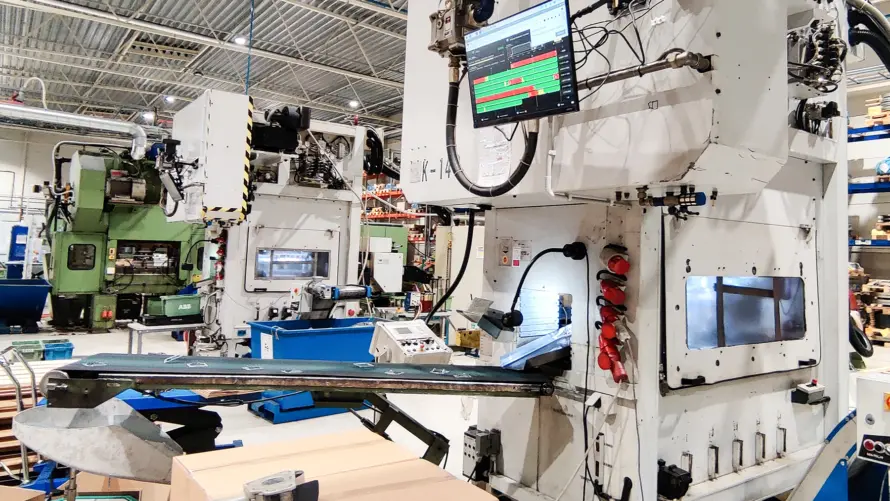 Automatisierte Montagelinie in der Metallkomponentenfertigung