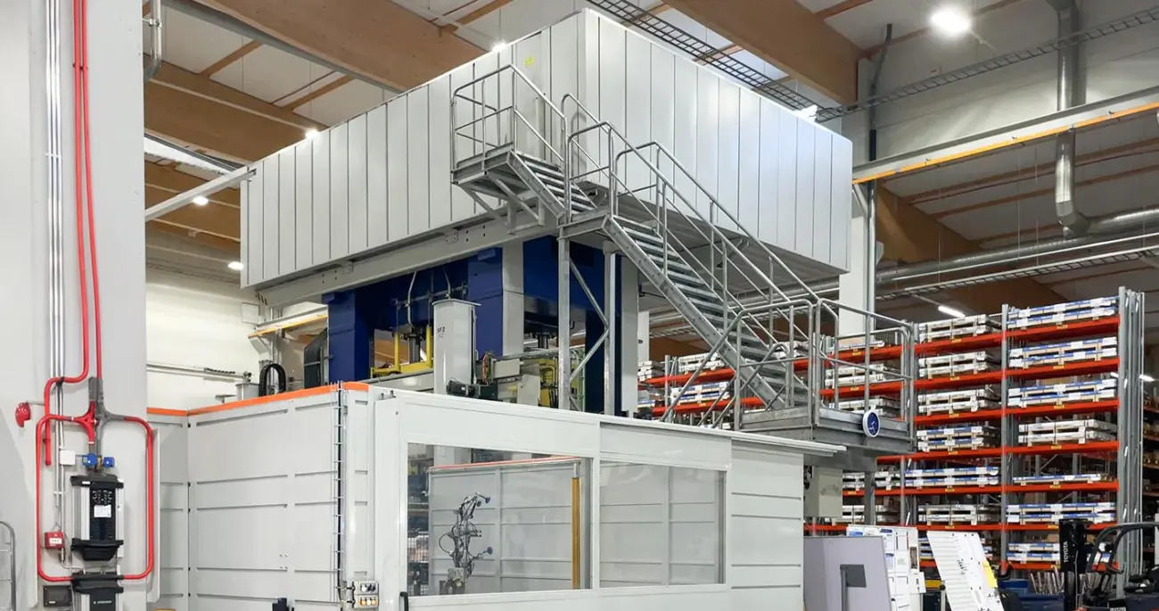 Stor djupdragningspress med åtkomsttrappa i produktionshallen vid Meconets fabrik i Äänekoski.