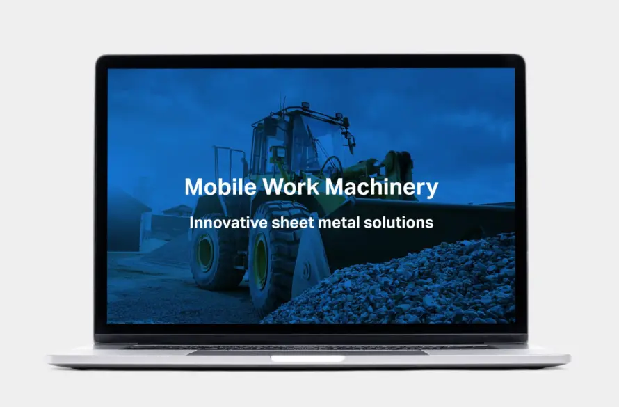 Präsentation von Blechlösungen für mobile Arbeitsmaschinen auf einem Laptopbildschirm.