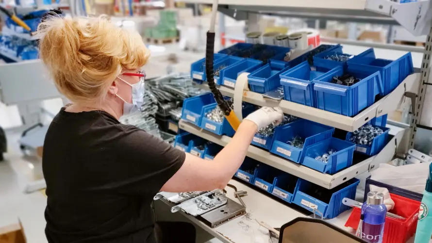 Manual assembly of metal components