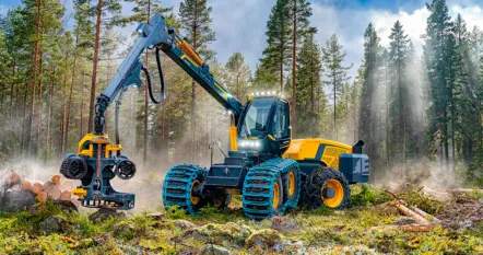 Ein Eco Log-Harvester im Wald mit angehobenem Harvesteraggregat am Ausleger.