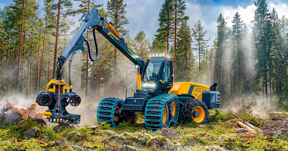 Ein Eco Log-Harvester im Wald mit angehobenem Harvesteraggregat am Ausleger.