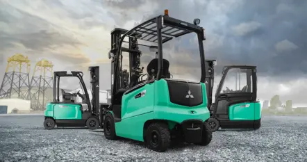 Tre gröna Logisnext-gaffeltruckar i en hamnmiljö.