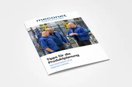 Titelbild des Leitfadens zu Servopressen und Stanzprodukten: Drei Personen betrachten ein Metallbauteil in einer Produktionshalle.