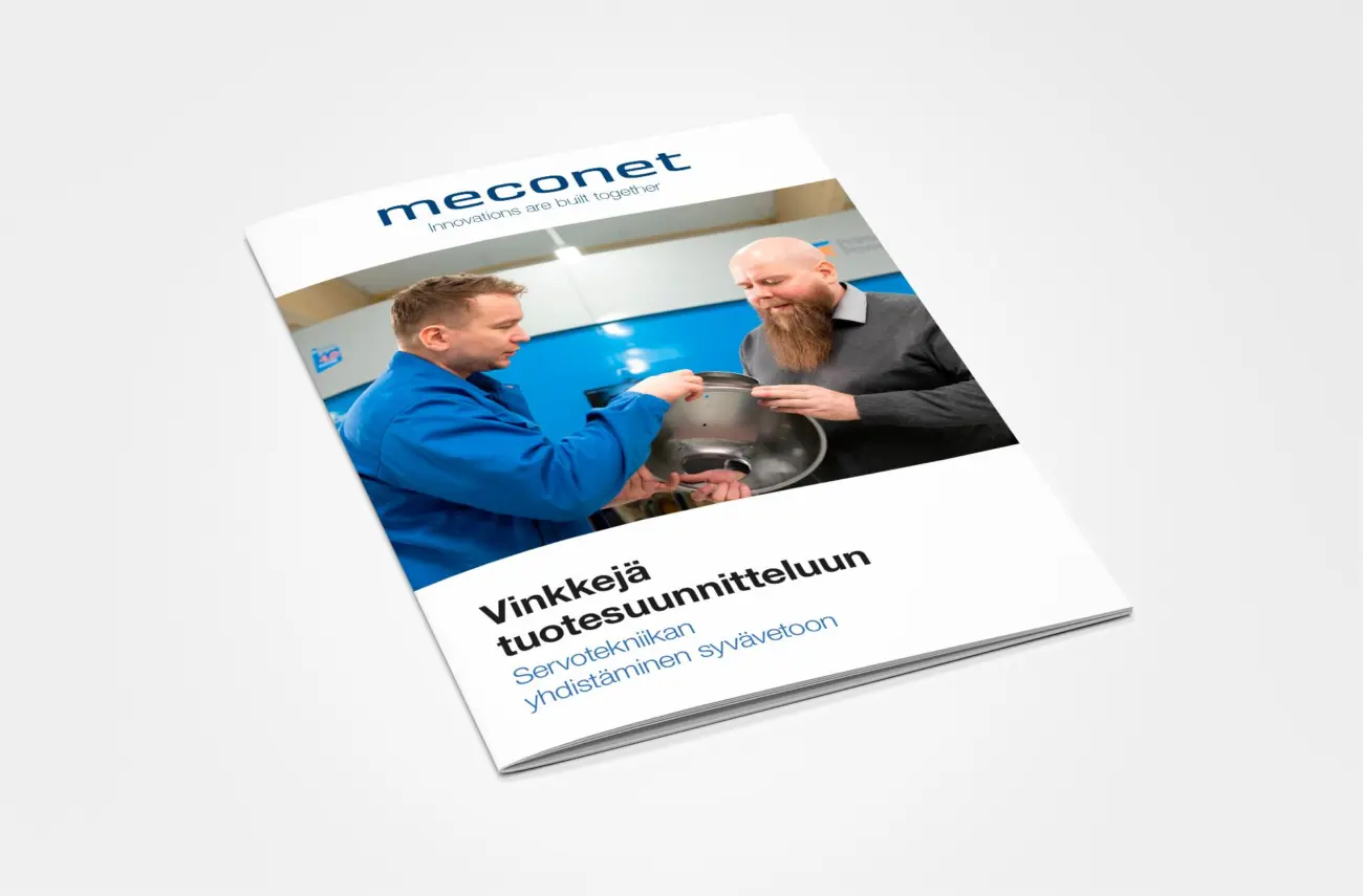 Servo-ohjatun syvävedon oppaan kansi: kaksi henkilöä tarkastelee muotoiltua metalliosaa.