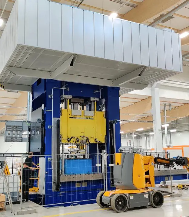 Servo-controlled deep drawing press and a mobile elevating work platform at Meconet’s Äänekoski plant.