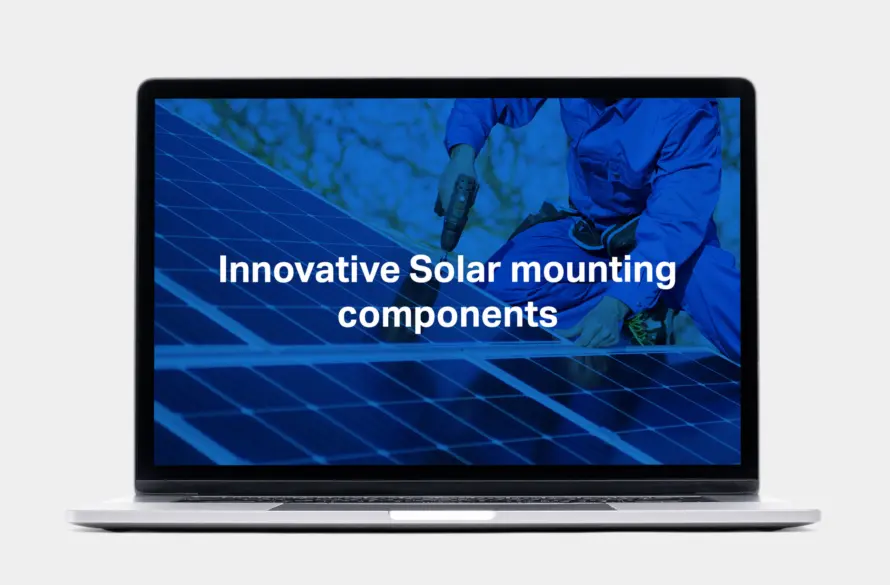 Präsentation von Befestigungskomponenten für Solarmodule auf einem Laptopbildschirm, mit einem Solarmonteur im Hintergrund.