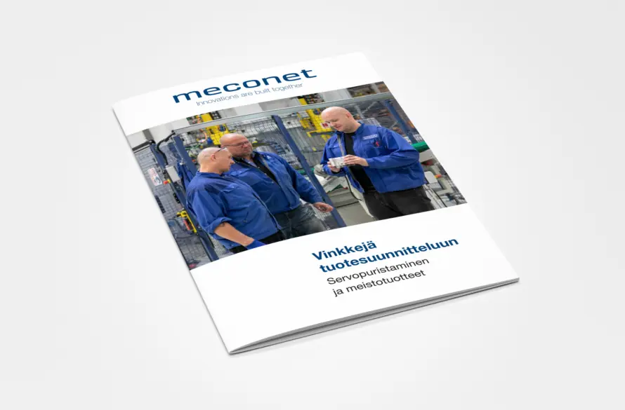 Servopuristamisen ja meistotuotteiden oppaan kansi: kolme henkilöä tarkastelee metalliosaa tuotantotilassa.
